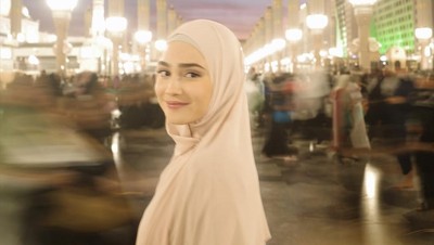 Penampilan Syifa Hadju Berhijab saat Umrah Bikin El Rumi Terpukau