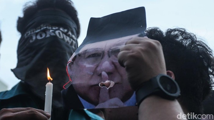 Teatrikal Prabowo Tiup Lilin Indonesia Gelap Massa aksi Indonesia Gelap juga mengelar teatrikal di Patung Kuda, Jakarta. Dalam aksinya, mahasiwa yang memakai topeng bergambar Prabowo sedang meniup lilin.