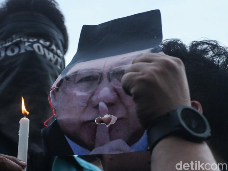 Aksi Teatrikal Prabowo Tiup Lilin Indonesia Gelap