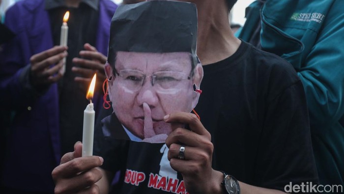 Teatrikal Prabowo Tiup Lilin Indonesia Gelap Massa aksi Indonesia Gelap juga mengelar teatrikal di Patung Kuda, Jakarta. Dalam aksinya, mahasiwa yang memakai topeng bergambar Prabowo sedang meniup lilin.