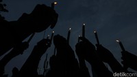 Lilin disimbolkan sebagai api semangat massa aksi saat tagar Indonesia Gelap berkumandang sejak beberapa hari ini.