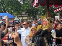 Diiringi Hujan, ASN dan Pelajar Antar Walkot Solo Teguh Pulang ke Rumah