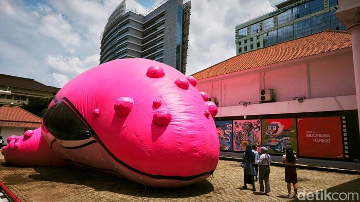 Ada yang berbeda dari penampakan depan Galeri Nasional Indonesia (GNI). Ada dua patung paus pink raksasa bernama Runna sepanjang 15 meter dan setinggi 6 meter, menghiasi fasad depan galeri seni milik pemerintah tersebut.