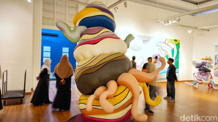 Ada yang berbeda dari penampakan depan Galeri Nasional Indonesia (GNI). Ada dua patung paus pink raksasa bernama Runna sepanjang 15 meter dan setinggi 6 meter, menghiasi fasad depan galeri seni milik pemerintah tersebut.