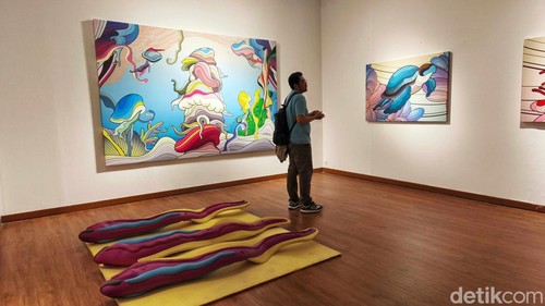 Ada yang berbeda dari penampakan depan Galeri Nasional Indonesia (GNI). Ada dua patung paus pink raksasa bernama Runna sepanjang 15 meter dan setinggi 6 meter, menghiasi fasad depan galeri seni milik pemerintah tersebut.