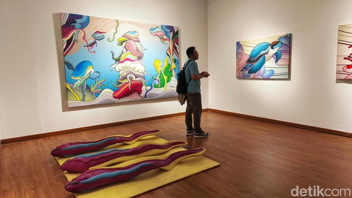Ada yang berbeda dari penampakan depan Galeri Nasional Indonesia (GNI). Ada dua patung paus pink raksasa bernama Runna sepanjang 15 meter dan setinggi 6 meter, menghiasi fasad depan galeri seni milik pemerintah tersebut.