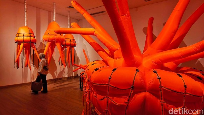 Ada yang berbeda dari penampakan depan Galeri Nasional Indonesia (GNI). Ada dua patung paus pink raksasa bernama Runna sepanjang 15 meter dan setinggi 6 meter, menghiasi fasad depan galeri seni milik pemerintah tersebut.
