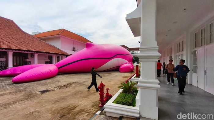 Ada yang berbeda dari penampakan depan Galeri Nasional Indonesia (GNI). Ada dua patung paus pink raksasa bernama Runna sepanjang 15 meter dan setinggi 6 meter, menghiasi fasad depan galeri seni milik pemerintah tersebut.