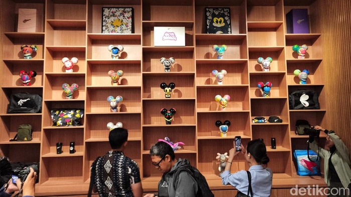 Ada yang berbeda dari penampakan depan Galeri Nasional Indonesia (GNI). Ada dua patung paus pink raksasa bernama Runna sepanjang 15 meter dan setinggi 6 meter, menghiasi fasad depan galeri seni milik pemerintah tersebut.