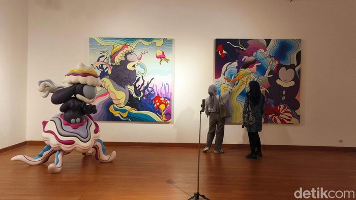 Ada yang berbeda dari penampakan depan Galeri Nasional Indonesia (GNI). Ada dua patung paus pink raksasa bernama Runna sepanjang 15 meter dan setinggi 6 meter, menghiasi fasad depan galeri seni milik pemerintah tersebut.