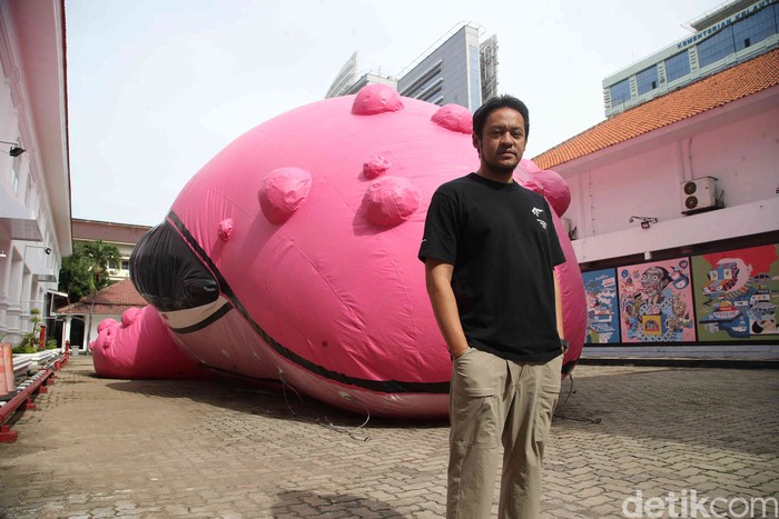 Ada yang berbeda dari penampakan depan Galeri Nasional Indonesia (GNI). Ada dua patung paus pink raksasa bernama Runna sepanjang 15 meter dan setinggi 6 meter, menghiasi fasad depan galeri seni milik pemerintah tersebut.