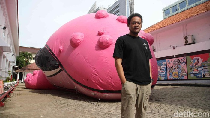 Ada yang berbeda dari penampakan depan Galeri Nasional Indonesia (GNI). Ada dua patung paus pink raksasa bernama Runna sepanjang 15 meter dan setinggi 6 meter, menghiasi fasad depan galeri seni milik pemerintah tersebut.