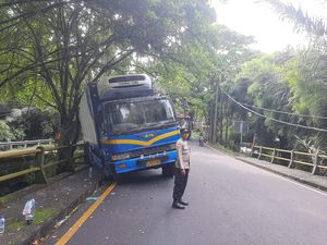 Rem Blong, Truk Nyaris Terjun ke Sungai di Jalan Denpasar-Gilimanuk Tabanan