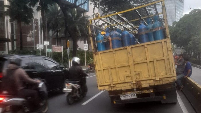 Truk Gangguan di Gatot Subroto arah Kuningan