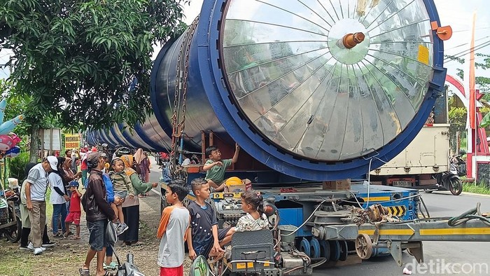 Sejumlah warga yang penasaran dengan truk pengangkut tabung raksasa saat parkir di Kabupaten Banyumas, Kamis (20/2/2025).