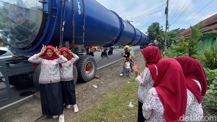 Sejumlah warga yang penasaran dengan truk pengangkut tabung raksasa saat parkir di Kabupaten Banyumas, Kamis (20/2/2025).