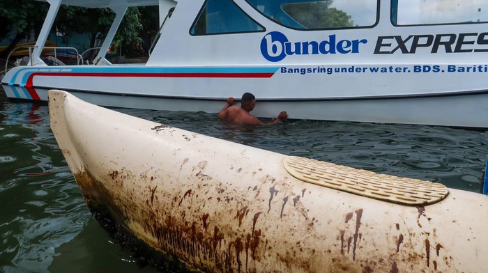 Tumpahan Oli di Pantai Bangsring Ancam Konservasi Terumbu Karang Pengelola menunjukan tumpahan oli yang mengotori perahu wisata di Pantai Bangsring, Banyuwangi, Jawa Timur, Rabu (19/2/2025). Sudah 3 hari tumpahan oli yang tidak diketahui sumber nya itu mencemari Pantai Bangsring yang menjadi tempat wisata dan zona konservasi terumbu karang seluas 15 hektare sehingga mengancam ke berlangsungan hidup biota laut. ANTARA FOTO/Budi Candra Setya/nz
