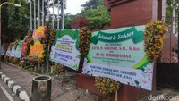 Dari pantauan detikJatim di depan Pendopo Sidoarjo masih banyak terdapat karangan bunga hingga mencapai puluhan yang terpasang di depan Pendopo Pemkab Sidoarjo.