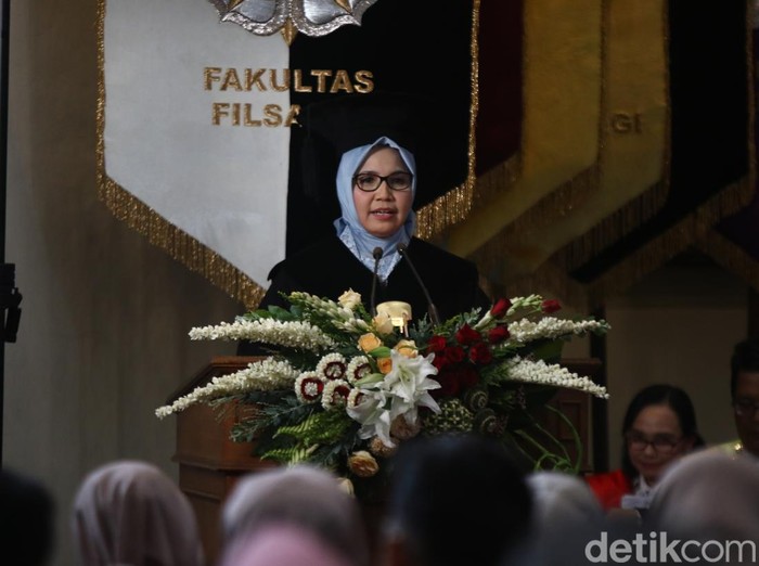 Prof Siti Murtiningsih saat menyampaikan pidato pengukuhannya sebagai Guru Besar Filsafat Pendidikan UGM di Balai Senat UGM, Kamis (20/2/2025).