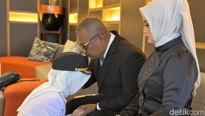 Vinanda saat sungkem orang tua sebelum menghadiri pelantikan kepala daerah.