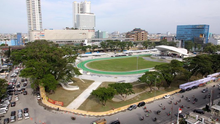 Foto udara Lapangan Merdeka setelah selesai direvitalisasi di Medan, Sumatera Utara, Rabu (19/2/2025) Revitalisasi Lapangan Merdeka Medan yang menghabiskan anggaran sebesar Rp78,5 miliar tersebut telah selesai direvitalisasi dengan tujuan untuk mengembalikan fungsi cagar budaya, ruang terbuka hijau dan ruang publik bagi masyarakat Kota Medan. ANTARA FOTO/Yudi Manar/NZ