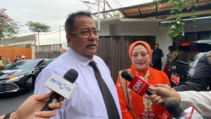 Wakil Gubernur DKI Jakarta Terpilih periode 2025-2029 Rano Karno dan istrinya, Dewi Indriati mendatangi rumah Gubernur DKI Terpilih Pramono Anung, Jakarta, Kamis (20/2/2025). ANTARA/Luthfia Miranda Putri.