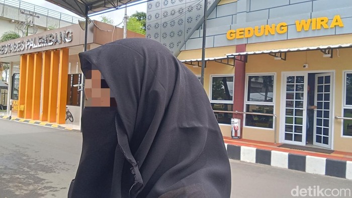 Wanita Palembang, ditipu kenalan Tinder, rugi Rp 20 jutaan.