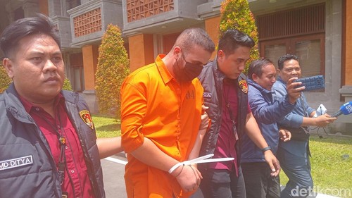 Warga Australia, Muhamed Rifai, digiring ke ruang tahanan Mapolda Bali, Kamis (20/2/2025). (Foto: Aryo Mahendro/detikBali)