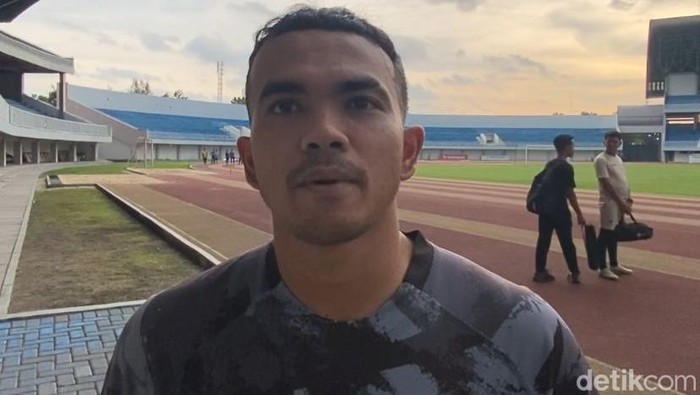 Winger PSIM Jogja, Roken Tampubolon di Stadion Mandala Krida, Kota Jogja, Kamis (20/2/2025).