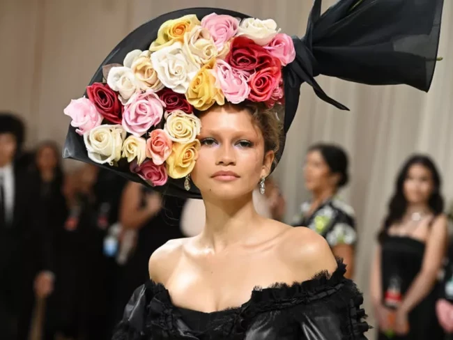 Zendaya tampil mengejutkan di Met Gala 2024 dengan tampilan alis pirangnya. Kombinasi eyeshadow ungu dan hijau memberikan sentuhan futuristik pada gayanya. Tampilan ini menunjukkan bahwa alis pirang bisa menjadi pelengkap sempurna untuk gaya glamor sekaligus out-of-the-box. Foto: dok. Getty Images