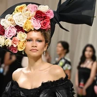 Zendaya tampil mengejutkan di Met Gala 2024 dengan tampilan alis pirangnya. Kombinasi eyeshadow ungu dan hijau memberikan sentuhan futuristik pada gayanya. Tampilan ini menunjukkan bahwa alis pirang bisa menjadi pelengkap sempurna untuk gaya glamor sekaligus out-of-the-box. Foto: dok. Getty Images