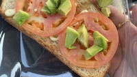 Ini sih namanya avocado toast nggak niat ya? Alpukatnya hanya dipotong besar-besar dan tidak terlihat menggugah selera. Foto: Bored Panda