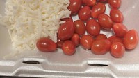 Apakah menurut kamu pesanan salad yang dibawa pulang dari restoran ini menggugah selera? Tak tampak sedikit pun sayuran hijau. Foto: Bored Panda