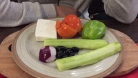 Kocak! Pesan salad sayur, netizen ini malah dapat sepiring bahan-bahan segar yang belum dikupas. Foto: Bored Panda
