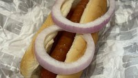 Netizen ini sampai tidak bisa berkata-kata karena hot dog yang ia bayangkan sama sekali tidak sesuai ekspektasi. Tak ada saus mustard dan pickle di sana. Foto: Bored Panda