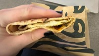 Niat hati makan Starbucks Wrap dengan isian bayam, telur, dan keju melimpah seperti di gambar menu, ternyata dapatnya wrap super tipis minim isian! Foto: Bored Panda