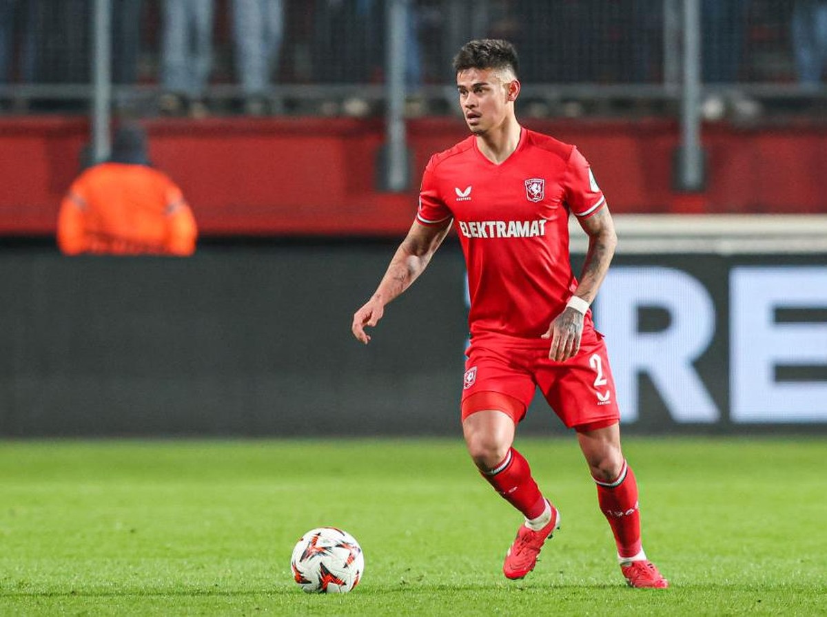 Mees Hilgers tak jadi pindah dari FC Twente. (Foto: Getty Images/BSR Agency)
