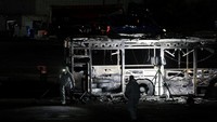 Petugas forensik memeriksa bus setelah ledakan di Bat Yam, sebelah selatan Tel Aviv, Israel, 20 Februari 2025.