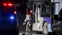Menurut Otoritas Penyiaran Israel, tiga bahan peledak yang terpasang pada tiga bus yang terparkir berbeda di beberapa lokasi di Bat Yam, selatan Tel Aviv, meledak pada Kamis malam.