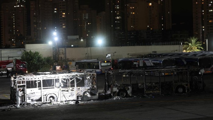 3 Bus Meledak Dekat Tel Aviv Israel Forensics personnel inspect a bus following its explosion, in Bat Yam, south of Tel Aviv, Israel, February 20, 2025. REUTERS/Nir Elias