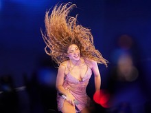 5 Potret Shakira Tampil Cantik dan Memukau di Kota Kelahirannya