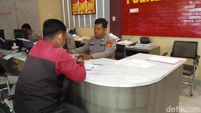 AHP (25) lapor usai ditipu tawaran loker fiktif di anak BUMN. Diduga korban capai 43 orang.