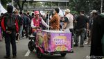 Aksi Bagi-bagi Minuman dan Makanan Gratis di Demo Indonesia Gelap