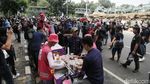 Aksi Bagi-bagi Minuman dan Makanan Gratis di Demo Indonesia Gelap