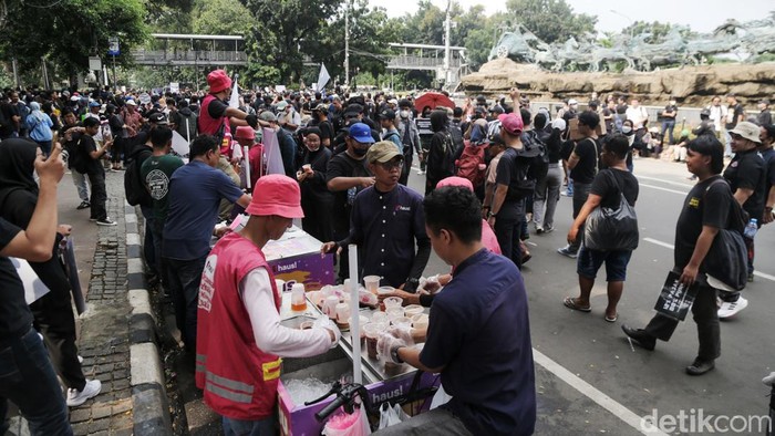 Aksi Bagi-bagi Minuman dan Makanan Gratis di Demo 'Indonesia Gelap' Minuman dan makanan gratis dibagikan di tengah aksi 'Indonesia Gelap' yang berlangsung di Patung Kuda, Jakarta, Jumat (21/2/2025). Aksi ini merupakan solidaritas antara relawan/pedagang kepada massa demo.
