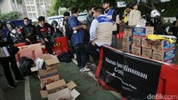 Ada juga yang sengaja cuti demi bisa ikut membagikan makanan gratis. Carol (25) selaku promotor salah satu kelompok mengatakan dia dan teman-temannya ingin membantu massa aksi agar tetap semangat. Dia berharap makanan gratis ini dapat menambah energi massa aksi.