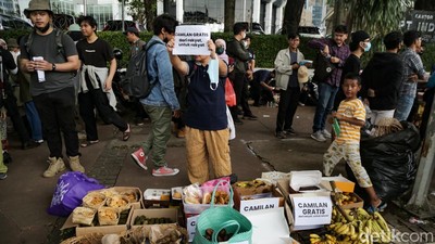 Aksi Bagi-bagi Minuman dan Makanan Gratis di Demo Indonesia Gelap