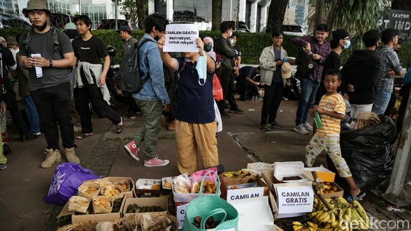 Aksi Bagi-bagi Minuman dan Makanan Gratis di Demo Indonesia Gelap