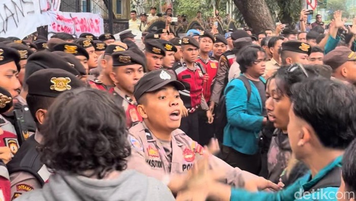 Aksi demo mahasiswa di depan Gedung DPRD Sumut. (Foto: Kartika Sari/detikSumut)