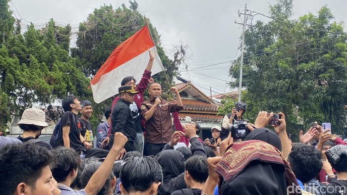 Aksi demonstrasi mahasiswa di DPRD Kota Sukabumi